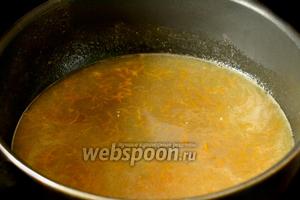 В глубокой сковороде или сотейнике растапливаем масло, добавляем апельсиновый сок и цедру, коричневый сахар и, помешивая, даём сахару раствориться.