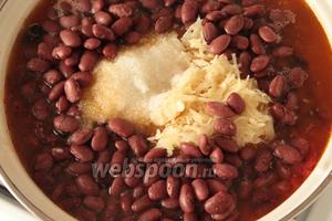 Добавить фасоль, чеснок (натереть на мелкой тёрке), сахар, соль, уксус, перемешать. Тушить ещё 15 минут.