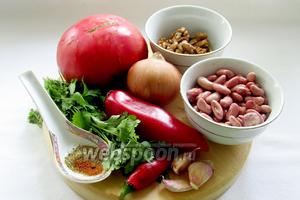 Для приготовления лобио потребуются: красная фасоль, грецкие орехи, лук, кинза, перец острый, перец болгарский (по желанию), чеснок, смесь приправ (хмели-сунели), красный перец, помидор, растительное масло, лавровый лист.