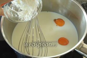 Смешаем молоко с яйцами, сахаром, ванильным сахаром и крахмалом. Постоянно мешая доведём до точки закипания, но не кипятим, и в этот момент убираем кастрюлю с огня, интенсивно мешая ещё 2 минуты. Масса начнёт связываться.