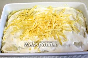 Поверхность запеканки густо смазать жирной сметаной и посыпать тёртым сыром. Поставить в разогретую до 190-200°C духовку на 25-30 минут.