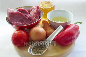 Для приготовления говядины в пиве понадобятся такие продукты: мясо говядины (мякоть и на косточке), лук, перец сладкий, морковь, помидоры, растительное масло, мука для панировки, смесь специй, пиво. Пиво лучше брать тёмное, у меня нашлось только светлое.