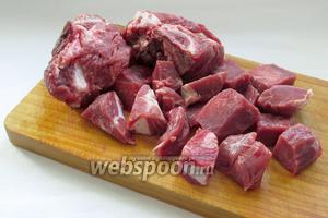 Говядину нарезать небольшими кусочками, чем они мельче нарезаны, тем быстрее приготовятся. Мясо на косточках оставить как есть.