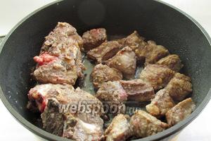 Обжарить в небольшом количестве растительного масла. Мясо на косточках обжарить так же. Кости придают особенный вкус и дают навар, но можно обойтись и без них. Я ещё добавляю соль.