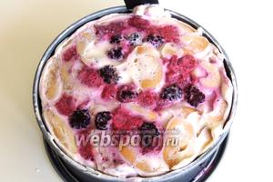 Освобождаем торт из кольца, предварительно отделив аккуратно его кулинарным шпателем или ножом от стен.