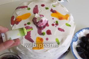 Нанесём хаотично разными красками капли и полоски, но не переусердствуйте, иначе сливки поплывут.