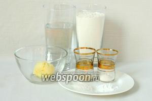 Для приготовления брецелей возьмём воду, муку, масло сливочное, дрожжи, разрыхлитель, соль, соду.