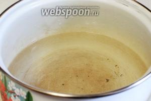 Вскипятить рассол: в 1 литр воды (столько приблизительно нужно для 2-х литровой банки) добавить соль, при этом примеси, которые есть в крупной соли, осядут на дно. Сливать осторожно, не перемешивая.
