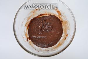 Сразу убрать смесь с водяной бани и продолжать мешать. Оставить смесь на столе до остывания, не стоит охлаждать смесь, ставя в миску с холодной водой. Просто оставьте на столе.