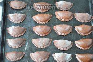 Готовые пряники уложить на лист. Из данного количества продуктов получается 19 пряников. Ставим в разогретую до 190°C духовку на 12 минут.