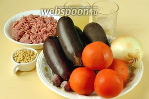 Для приготовления этого блюда нам нужны баклажаны, помидоры, большая луковица или две средних, чеснок, говяжий фарш (можно бараний), рис (лучше басмати или жасмин), кедровые орехи, куриный бульон, соль, перец, оливковое масло.