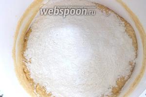 Когда масса станет пышной и однородной, просейте на поверхность оставшуюся муку с разрыхлителем и солью, влейте ром и продолжайте взбивать до получения однородного гладкого теста.