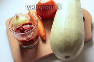 Для приготовления салата понадобятся кабачки, морковь, перец сладкий, помидоры, томатная паста, сахар, соль, уксус 7%, растительное масло.