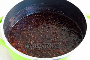 Утром переложить смесь в варочную ёмкость, помешивая, довести до кипения и варить 4 минуты, считая от начала кипения.