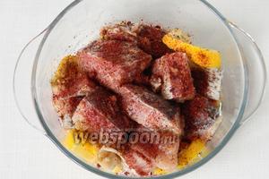 Опускаем филе рыбы, пересыпаем сумахом и перекладываем дольками лимона. Перемешиваем. Оставляем в холодильнике на 1 час.