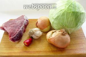 Тем временем готовим начинку. Для начинки нам понадобятся: капуста, мясо, лук, чеснок, перец, соль. Я использовала ещё и острый стручковый перец, но это по желанию.