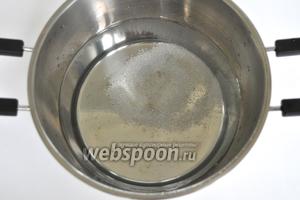 Приготовим маринад. Маринада потребуется немного больше литра. В кастрюлю всыпать соль и сахар и варить до полного растворения кипятить ещё 5 минут после закипания, перед окончанием варки влить уксус.