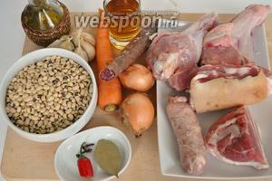 Для кассуле нужно несколько видов мяса, острые колбаски, у меня чоризо, для аромата, колбаски свиные сырые, специи, овощи и фасоль. Фасоль надо замочить не менее чем на 6 часов, и отварить до полуготовности. Я использовала фасоль, которая не требует предварительного замачивания.