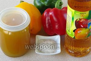 Для приготовления заготовки нужно взять плоды сладкого перца разного цвета, яблочный уксус, мёд, воду и соль.