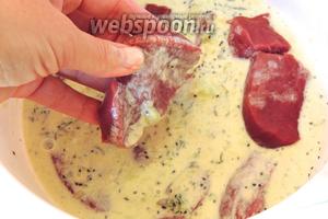 Погрузим куски мяса в маринад так, чтоб оно было полностью покрыто. Оставим на 1 час, для такого нежнейшего мяса этого времени достаточно.