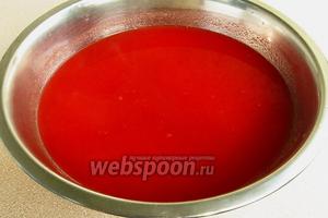 Помидоры пропустить через мясорубку и протереть через частый дуршлаг для удаления кожицы и семян.