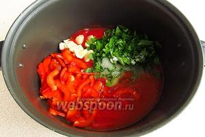 Томатное пюре вылить в кастрюлю, добавить уксус, масло, сахар, соль, измельченные чеснок, петрушку и перец и довести массу до кипения.