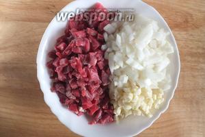 Мелко нарубите мясо, нарежьте кусочками луковицу, нарубите чеснок. Мясо можно пропустить через мясорубку, но если у вас есть хороший нож, нарубите его мелкими кусочками, как на манты, так начинка получается сочнее.
