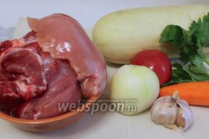 Для блюда нужно взять свинину, куриные грудки, кабачок, лук, помидор, чеснок, сыр, майонез, чёрный молотый перец, масло растительное без запаха, соль.