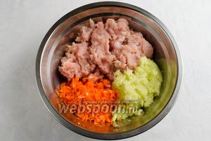 Морковь, кабачок и лук вымыть, почистить, нарезать на куски и измельчить в блендере. Добавить к готовому фаршу измельчённые овощи. Перемешать.