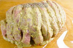 Обильно смазать мясо свинины подготовленным соусом, чтобы наше мясо получилось очень ароматным и вкусным.
