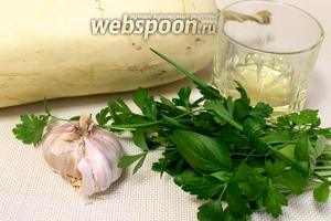 Для приготовления пирога начнём с начинки. Для приготовления взять свежий кабачок, масло растительное, морковь, чеснок, зелень.