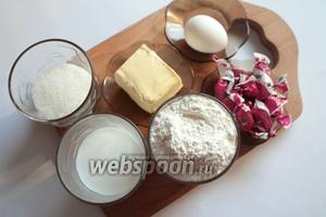 Необходимые продукты: молоко, масло сливочное, сахар, яйцо, дрожжи сухие, мука и растительное масло для разделки; для начинки конфеты карамельки.