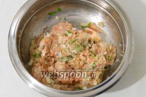 В то время как отдыхает тесто, подготавляваем мясной фарш. Для этого премешиваем измельченные лук и зелень, солим, перчим по вкусу.