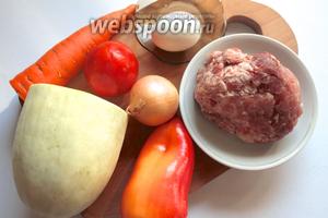 Необходимые продукты: кабачок, сладкий перец, картофель, морковь, репчатый лук, чеснок, помидоры, фарш, яйцо; соль и перец по вкусу.