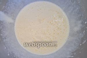 Тесто. Яйца взбить с сахаром в течение 4-5 минут. Добавить сливочное масло комнатной температуры, продолжая взбивать.
