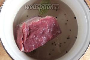 Залейте мясо водой, добавьте соль, перец, лавровый лист доведите до кипения и варите на среднем огне, снимая пену 35-40 минут. Затем бульон процедите, верните в кастрюлю, а мясо заверните в фольгу, чтобы оно оставалось горячим.
Так как бульон нужен насыщенный, я положила мясо в холодную воду, но не варила его долго, чтобы оно не переварилось и не стало слишком безвкусным.