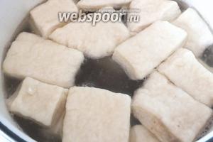 Вновь доведите до кипения бульон и варите кусочки теста в течение 4-6 минут, не больше. Когда тесто надулось и вокруг появилась белая пенка — можно вынимать. Варите порциями по 10-12 штук.