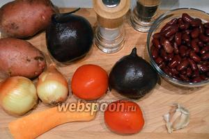 Для свекольника берём 2 средних свёклы, картофель, лук, 1 небольшую морковь, чеснок, фасоль консервированную или отварную, воду можно заменить мясным бульоном.