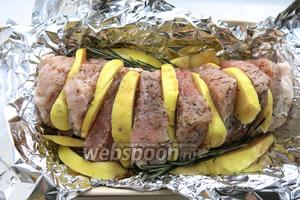 Фаршируем мясо айвой. Выкладываем мясо на фольгу, предварительно смазанную маслом, и ставим в духовку при 180 °C на 5-10 минут.