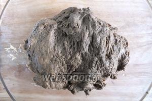 Разогрейте духовку до 200°C. Поставьте на дно ёмкость с водой или льдом. Подошедшее тесто должно увеличиться в объёме, внутри должны образоваться вот такие крупные поры. Сформируйте из теста буханку любой формы, выложите в огнеупорную формочку или просто на лист пергамента, дайте подойти ещё раз. Выпекайте примерно 30-35 минут. Готовые хлеб должен издавать глухой звук при постукивании по корочке.