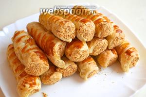 Трубочки можно украсить, мокнув стороной с кремом в миндальную, шоколадную или крошку из печенья. Это также даёт возможность «закрепить» крем, чтобы он не размазывался. Подавайте к чаю, приятного аппетита!