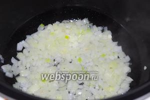 В чашу мультиварки (у меня Brand 502) наливаем растительное масло, устанавливаем режим «жарка» и как только масло нагреется запускаем лук.