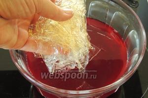 Заранее замоченный в холодной воде на 5 минут желатин, отжимаем от воды и распускаем в горячем компоте. Остудим на ледяной бане, помешивая.
