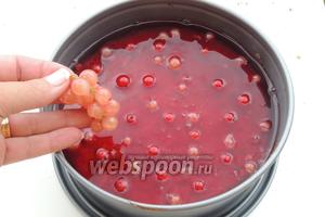 Заливаем остывшим компотом и кладём целые свежие ягодки. Закрываем и убираем в холодильник до полного затвердения (у меня морозильник).