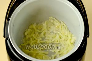 В чашу мультиварки (у меня Polaris) вливаем подсолнечное масло, включаем программу «Жарка» и зарумяниваем лук и перец.