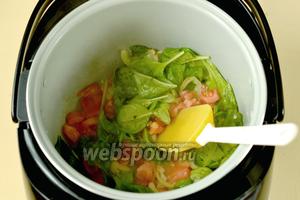 Добавляем шпинат и нарезанные небольшими кусочками, очищенные от кожицы помидоры, всыпаем ложечку сахара, перемешиваем и даём размягчиться.