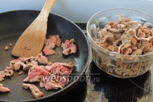 На горячем оливковом масле порциями (1 ладонь, как на фото) обжарим мясо по 1 минуте, всё время переворачивая его. Сразу снимаем с огня и перекладываем в посуду.