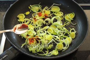 Вытрем бумагой сковороду от остатков, разогреем опять масло и немного, около 2-х минут, на среднем огне поджарим лук-порей с паприкой, нарезанный кольцами по 0,3 см.