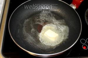 На сковороде растопить сливочное масло.