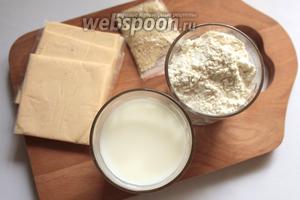 Для приготовления булочек понадобится молоко, сахар, соль, дрожжи, растительное масло, мука, кунжут, плавленый сыр и желток для смазки булочек.
